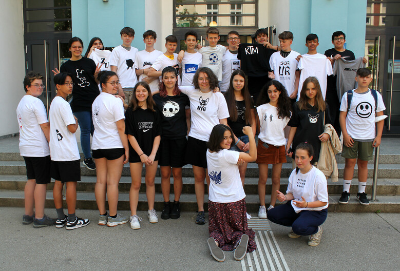 Gruppenbild mit T-Shirt Unikaten