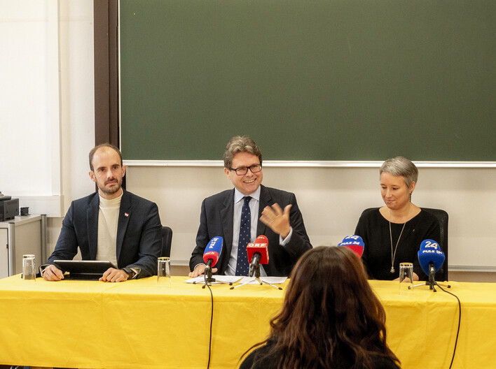 Der Bundesminister während der Pressekonferenz