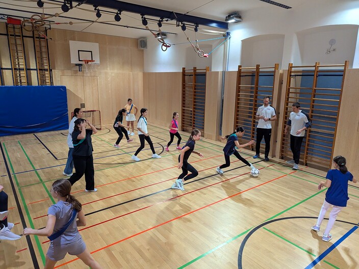 Vorschaubild Bericht „Die Mädchen der 2a und 2b werden zu „Fuß-Ballerinas“!“