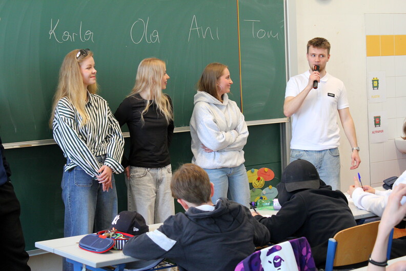 Job Talks - Absolvent stellt Wege nach der Schule vor der Klasse vor